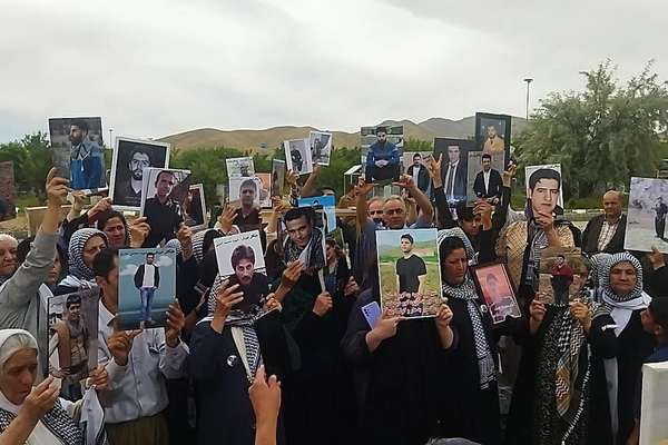 أمهات ضحايا النظام في إيران يطالبن بمقاطعة الانتخابات