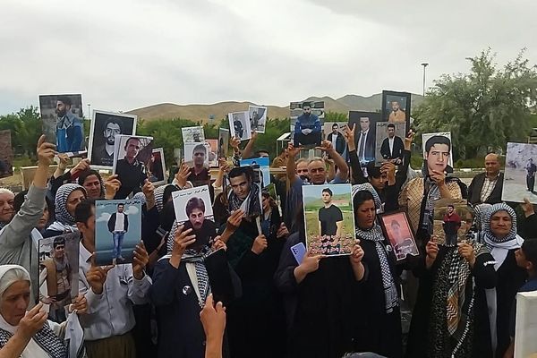 أمهات ضحايا النظام في إيران يطالبن بمقاطعة الانتخابات