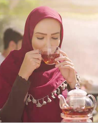 التلفزيون الإيراني يمنع ظهور رجل يصب الشاي لامرأة