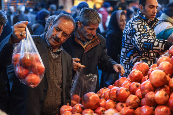 دشواری حفظ آیینهای کهن؛ هزینه سفره یلدا در یک دهه ۴۰ برابر افزایش یافته است