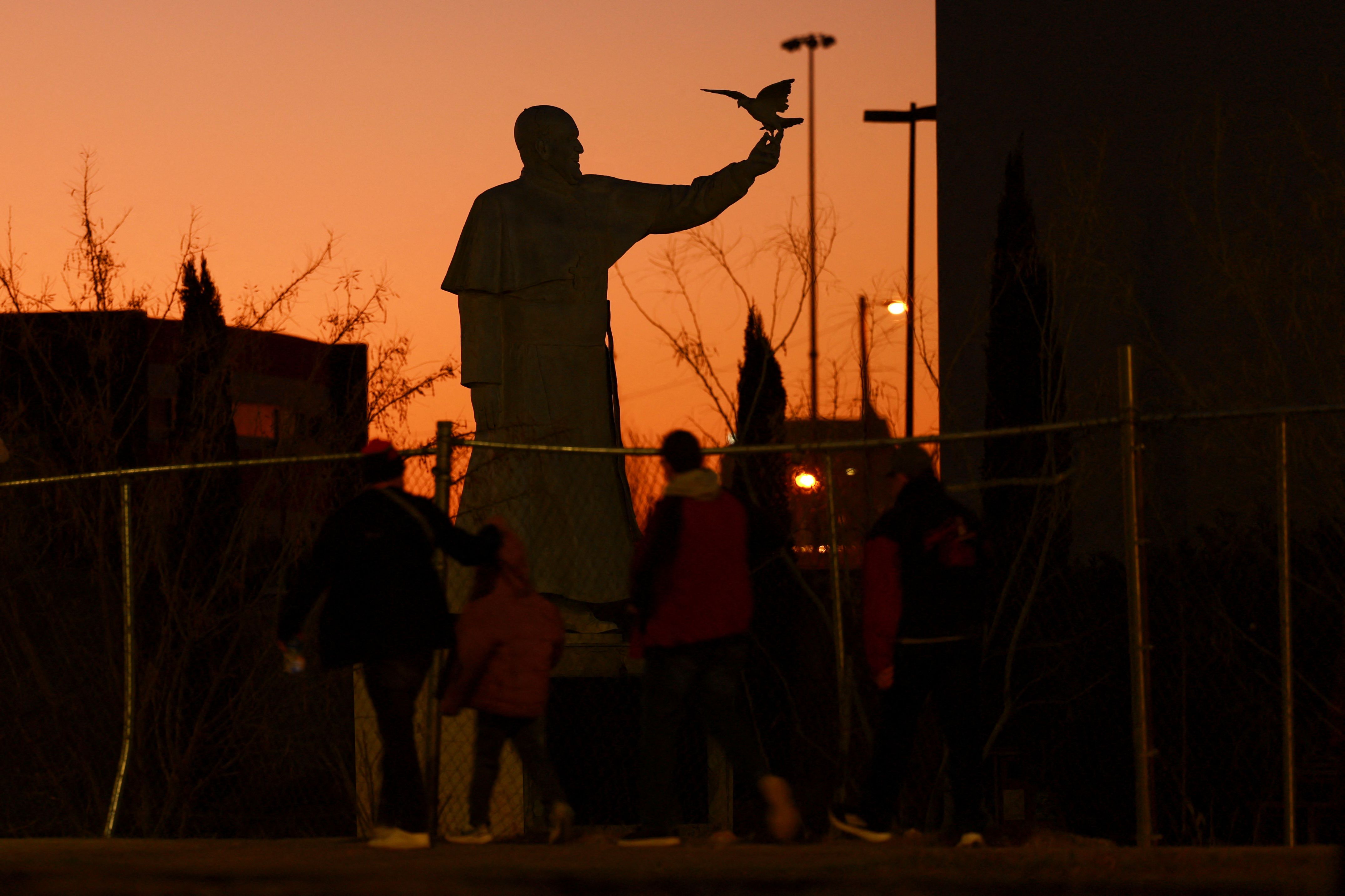 واتیکان: وضعیت جسمانی پاپ فرانسیس همچنان بحرانی است