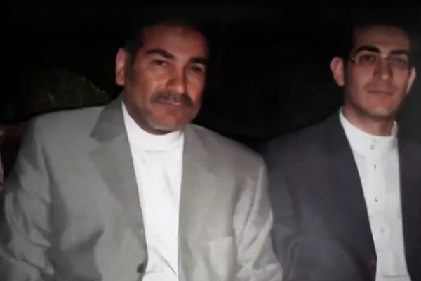 "بلومبرغ":نجل علي شمخاني يدير مجموعة اقتصادية تجني مليارات الدولارات من بيع النفط الإيراني