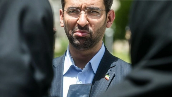 آذری جهرمی: مردم با پوست و گوشت و استخوانشان رشد فضای مجازی را احساس میکنند