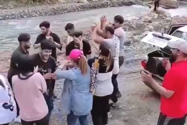 على الرغم من قيود النظام.. إقامة طقوس "سيزده بدر" التراثية في جميع أنحاء إيران