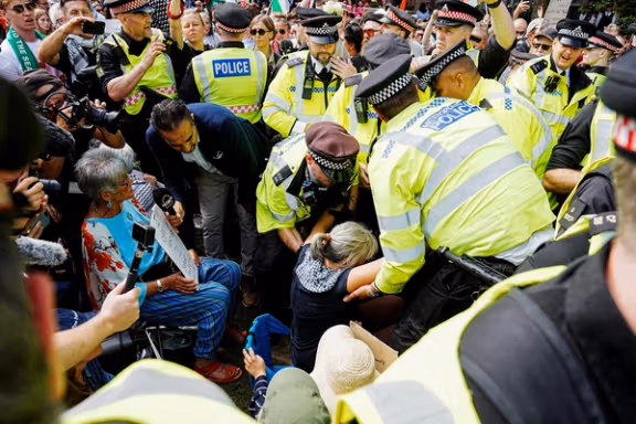 حدود ۹۰۰ نفر در تجمع گروه ممنوعه «اقدام برای فلسطین» در لندن بازداشت شدند