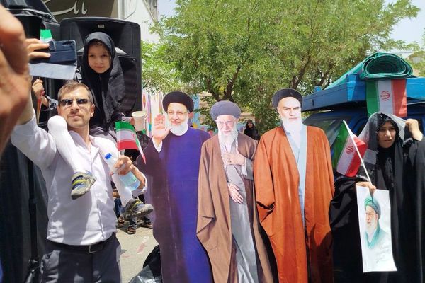 صور مجسّمة من الورق المقوّى للخميني وخامنئي ورئيسي في جنازات القادة