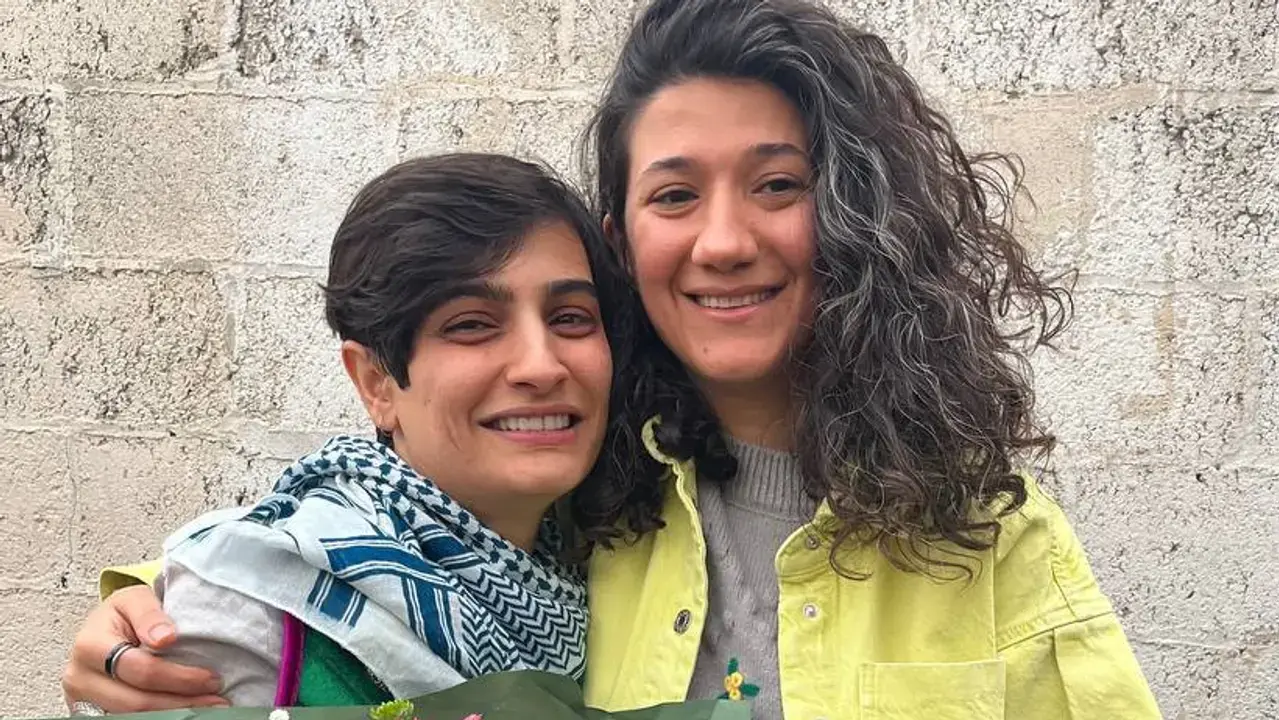 إيران تُنفذ حكمًا بالسجن 5 سنوات على صحافيتين بسبب دورهما في انتفاضة "مهسا أميني"