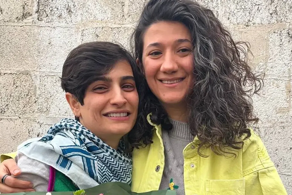 إيران تُنفذ حكمًا بالسجن 5 سنوات على صحافيتين بسبب دورهما في انتفاضة "مهسا أميني"