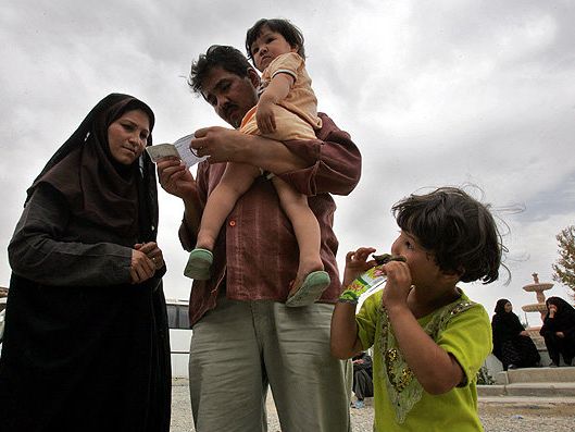 روزنامه شرق: برای تنها ۵۷۰ کودک زنان ایران و مردان خارجی پس از یک سال شناسنامه صادر شده