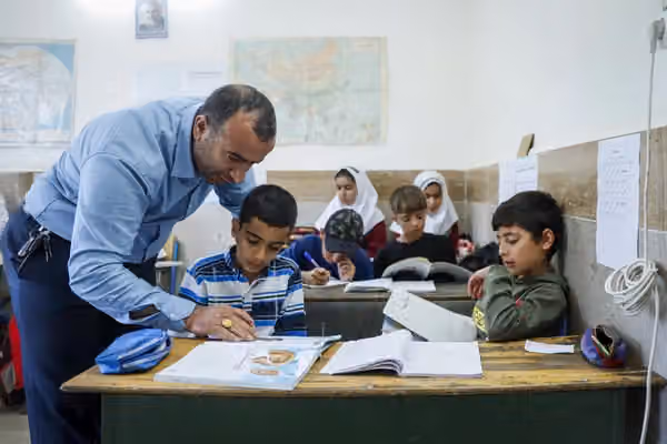 معلمان در ایران زیر فشار مشکلات معیشتی و نظارت امنیتی