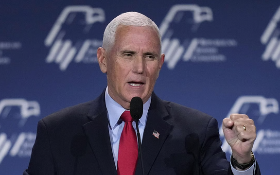 النائب السابق للرئيس الأميركي: ترامب جاد جدًا بشأن توجيه ضربة لإيران