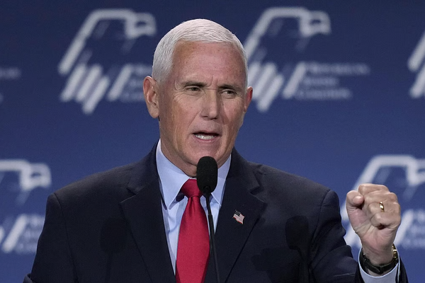 النائب السابق للرئيس الأميركي: ترامب جاد جدًا بشأن توجيه ضربة لإيران