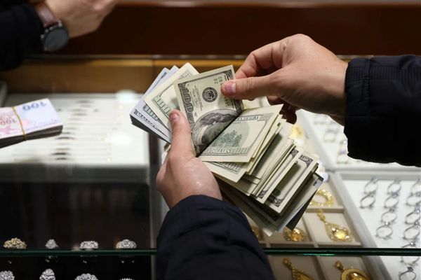 بعد تزايد التوتر مع باكستان.. سعر الدولار في إيران يرتفع ويتخطى 54 ألف تومان