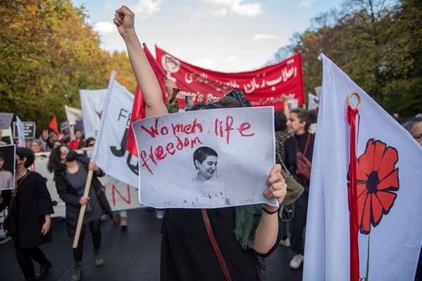 اعتقال 70 صحافيا في إيران منذ بداية الاحتجاجات.. نصفهم رهن الاحتجاز