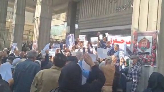المتقاعدون المحتجون في قطاع النفط والضمان الاجتماعي ينظمون تجمعات في مدن إيرانية مختلفة