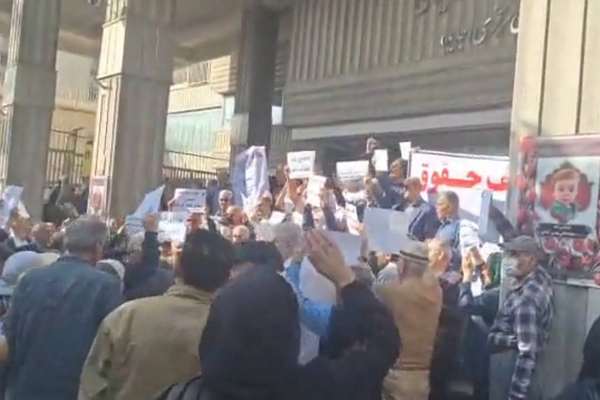 بازنشستگان معترض صنعت نفت و تامین اجتماعی در شهرهای مختلف کشور دست به تجمع زدند