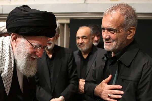 بشأن دور خامنئي في تعيين الوزراء.. صحيفة المرشد تتهم بزشكيان بالكذب أمام البرلمان