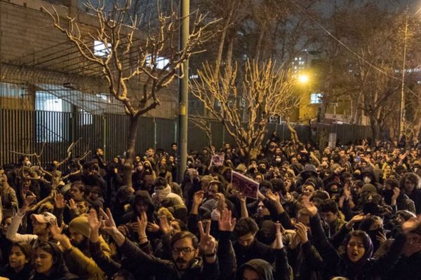 خبراء وسياسيون: الأوضاع في إيران على وشك الانفجار