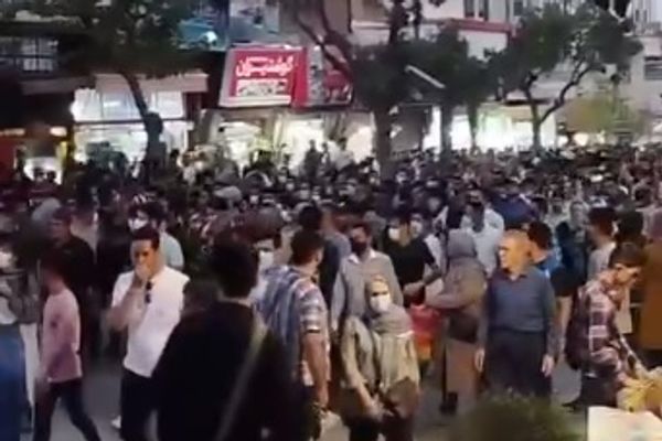في اليوم الثالث من الاحتجاجات.. رصاص الأمن الإيراني للرد على هتافات "الموت لخامنئي"