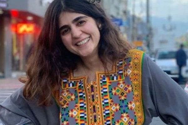 شقيق سجينة سياسية إيرانية: شقيقتي حضرت المحاكمة دون حجاب وبصقت في وجه "الصحافية المحققة"