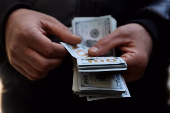 قیمت سکه طلا به ۱۶۹ میلیون تومان و دلار به ۱۴۴ هزار تومان رسید