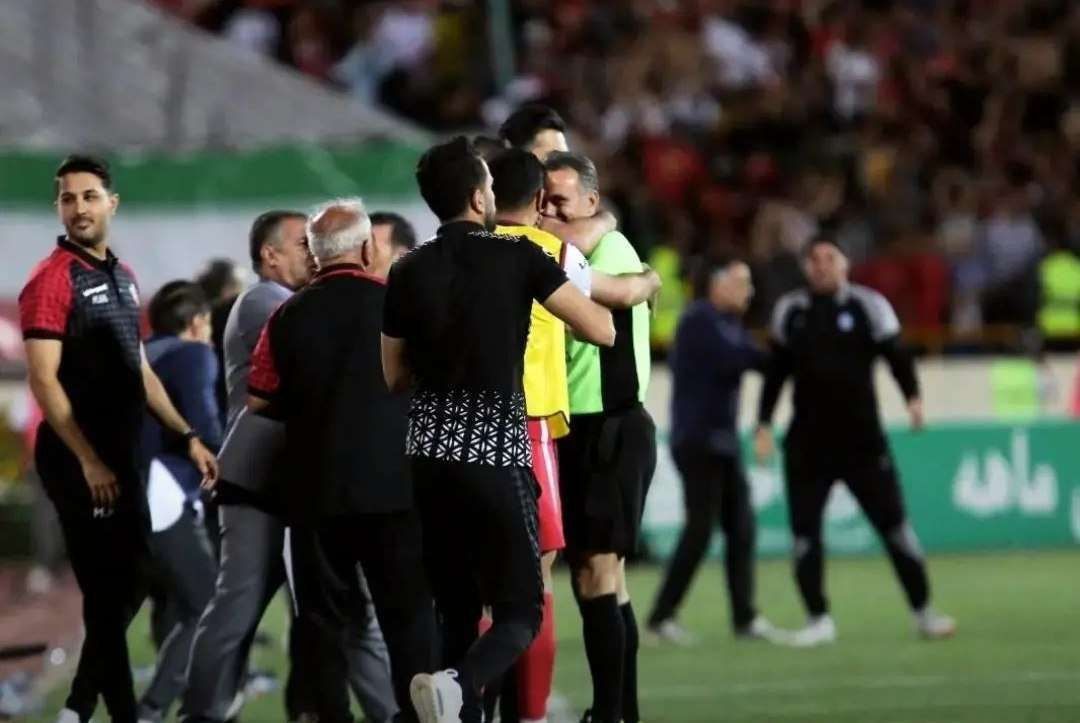 حاشیه‌های دربی ۱۰۱؛ چرا داور و کمک‌داور فینال حذفی در آغوش پرسپولیسی‌ها بودند؟