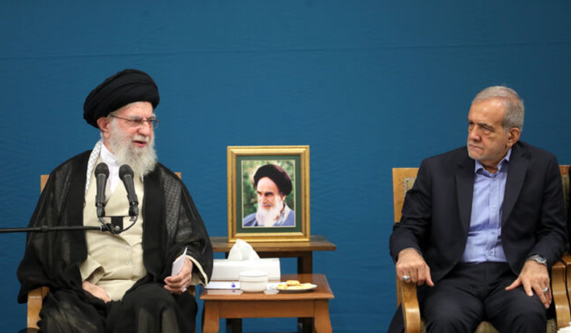 البيت الأبيض ردًّا على خامنئي: أمامكم إما الاتفاق أو الخيار العسكري