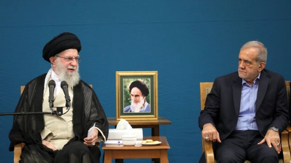 البيت الأبيض ردًّا على خامنئي: أمامكم إما الاتفاق أو الخيار العسكري