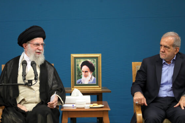 البيت الأبيض ردًّا على خامنئي: أمامكم إما الاتفاق أو الخيار العسكري