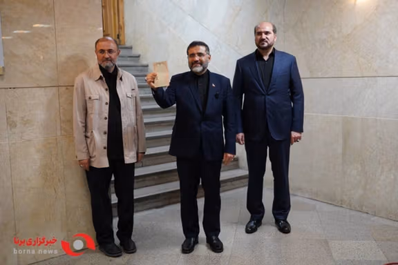 محمد مهدی اسماعیلی، وزیر فرهنگ و ارشاد اسلامی، همراه محسن منصوری و میثم نیلی برای ثبتنام در چهاردهمین انتخابات ریاست جمهوری در ستاد انتخابات کشور حضور یافت