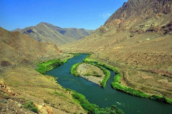در گزارش تهیه شده توسط دانشگاه شهید بهشتی و دانشگاه عالی دفاع ملی صراحتا آمده: «بررسیها و آزمایشهای انجامشده حاکی از ورود پسابها و آلایندههای صنعتی و معدنی بسیار مضر در رودخانه ارس است.»