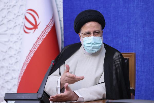 الرئيس الإيراني يتعهد بالقضاء على الفقر المدقع خلال عام بمساعدة "الأخيار"