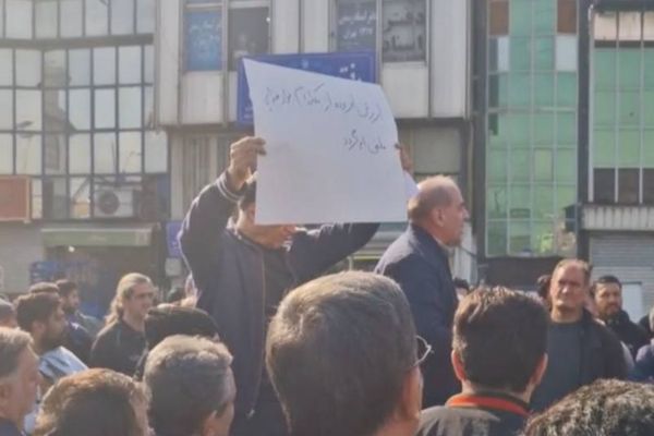 بسبب ارتفاع الأسعار وزيادة الضرائب.. تجار طهران يغلقون محالهم وينظمون تجمعًا احتجاجيًا