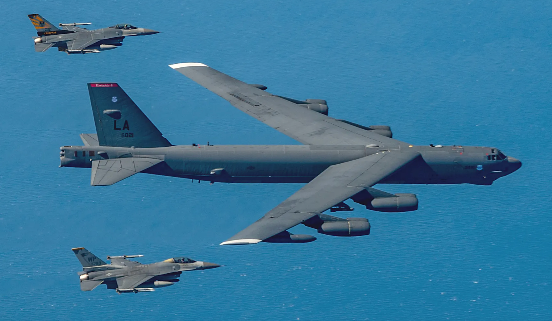 بمب‌افکن‌های اتمی آمریکا در پاسخ به مانور چین و روسیه بر فراز دریای ژاپن به پرواز درآمدند