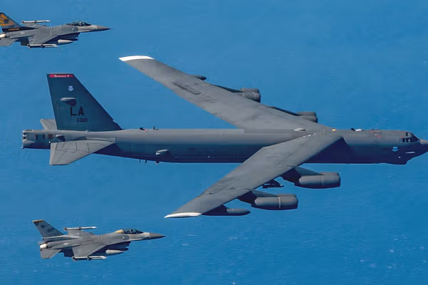 بمبافکنهای اتمی آمریکا در پاسخ به مانور چین و روسیه بر فراز دریای ژاپن به پرواز درآمدند