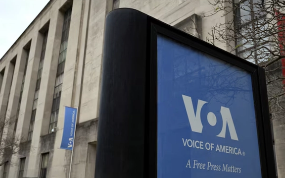 یک قاضی دادگاه فدرال تلاش دولت ترامپ برای اخراج کارکنان صدای آمریکا را متوقف کرد