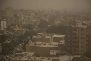 آلودگی شدید هوا و گرد و غبار، بسیاری از شهرهای ایران را در وضعیت هشدار قرار داد