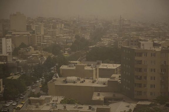 آلودگی شدید هوا و گرد و غبار، بسیاری از شهرهای ایران را در وضعیت هشدار قرار داد
