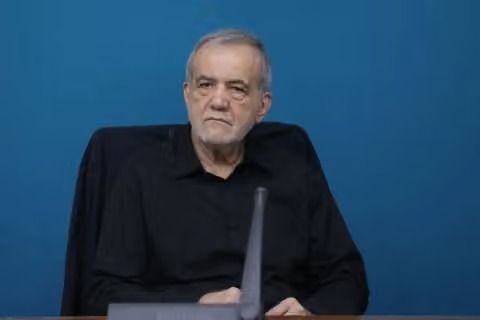 الرئيس الإيراني: "إجراءات الأعداء" تحول دون معالجة أوضاع المواطنين