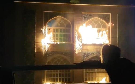 تداوم خیزش همزمان با یادبود کشتهشدگان؛ حوزه علمیه قم و بیت-موزه خمینی در زادگاهش در آتش