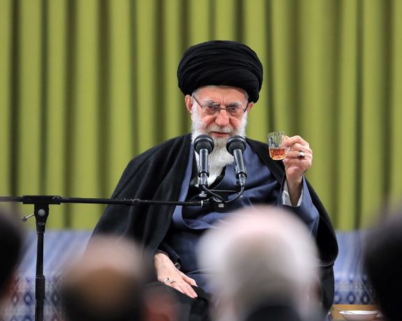 علی خامنهای در دیدار با شاعران: زنها در کشورهای غربی مهمترین مشکلات را دارند