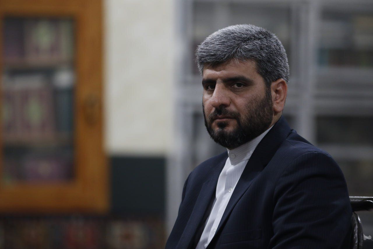 خزایی، نماینده ورامین: شناورهای آمریکا و کشورهای همکارش حق عبور از تنگه هرمز را ندارند