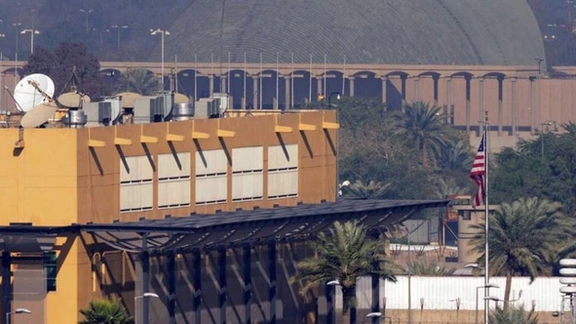 رویترز: در پی افزایش خطرات امنیتی منطقه، سفارت آمریکا در عراق برای تخلیه آماده میشود