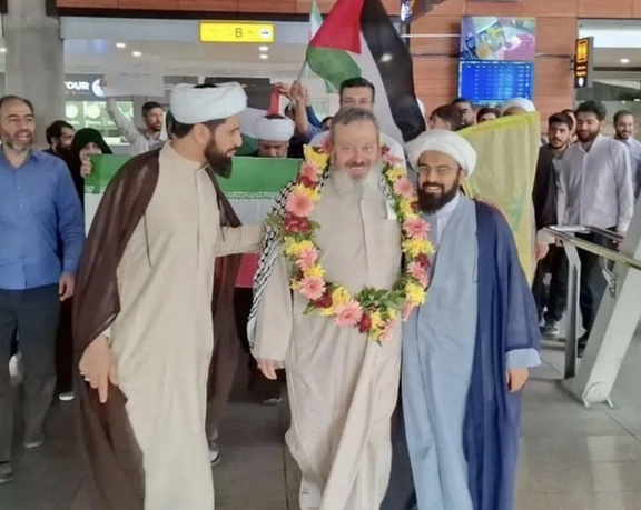 Gholamreza Ghasemian receives a welcome from supporters in Tehran following his release on May 29, 2025.