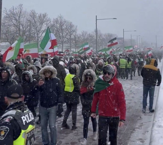 شعارهای شبانه علیه خامنه‌ای در ایران؛ راهپیمایی ایرانیان در کشورهای مختلف