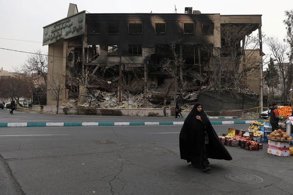 ادامه حکومت نظامی با استقرار تانک در خیابانها و حمله به خانهها برای بازداشت