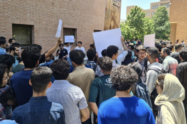 دانشجویان کوی دانشگاه تهران در اعتراض به سیاستهای رفاهی تجمع اعتراضی برگزار کردند