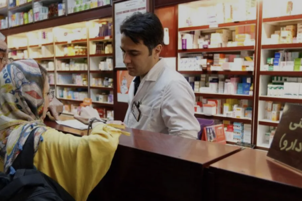 "إيران إنترناشيونال": الأدوية المغشوشة تُباع في قلب طهران بعشرات الملايين.. والمرضى يموتون