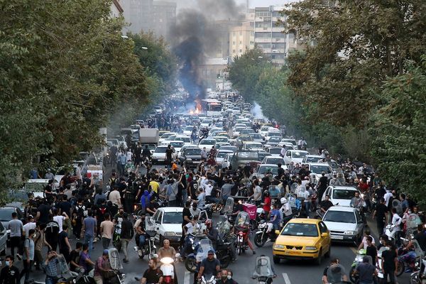 "واشنطن بوست": النظام الإيراني أكثر هشاشة من أنظمة عربية سقطت في الربيع العربي