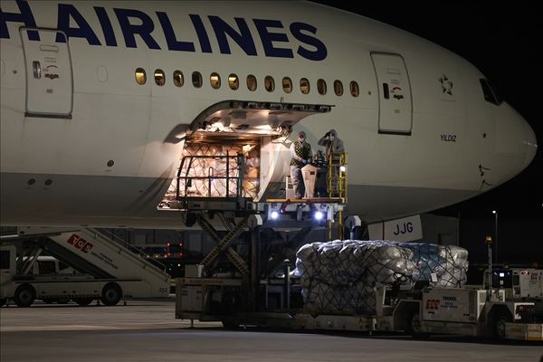 مليون جرعة من لقاح "استرازينكا".. تبرع من بولندا لإيران